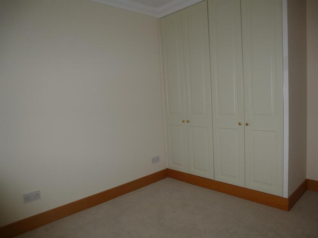 19 Chestnut Avenue bed 3 wardrobes.JPG