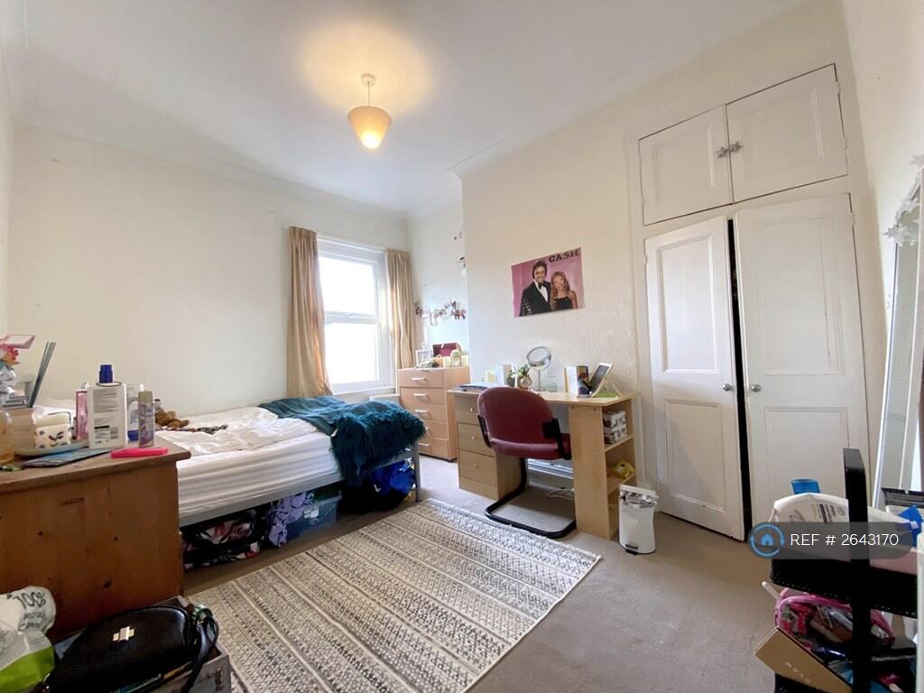 First Floor Middle Bedroom