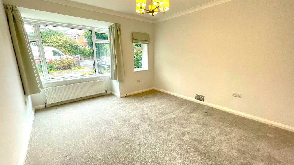 BROMPTON AVE 23B LOUNGE PIC 1.jpg
