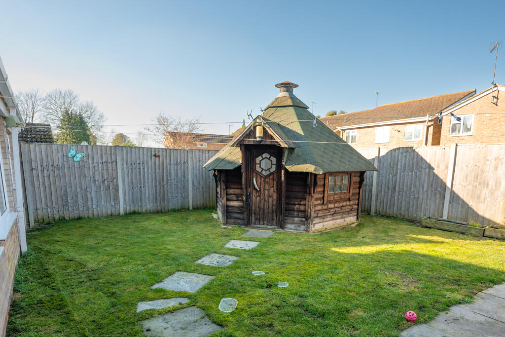 ENCLOSED REAR GARDEN