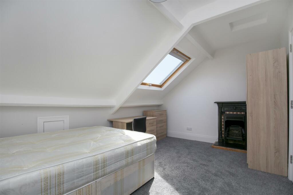 106 hol bed 5.jpg