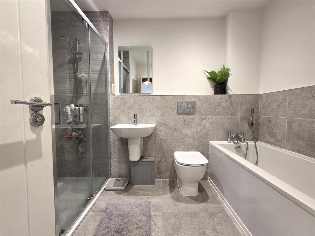 BATHROOM/WC