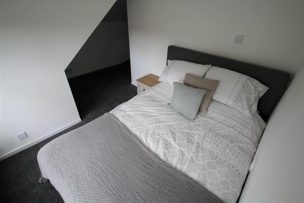 Bedroom 6 3.jpg