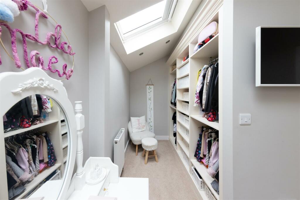 BEDROOM 4 DRESSING ROOM