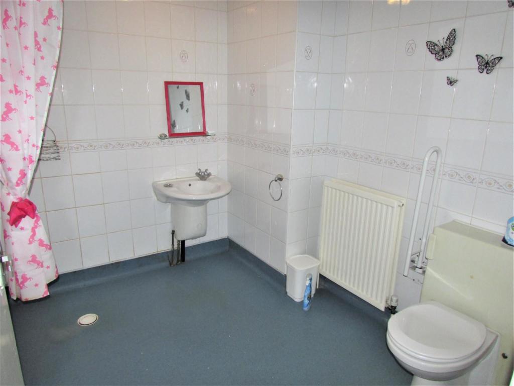 MinorSt173bath.JPG