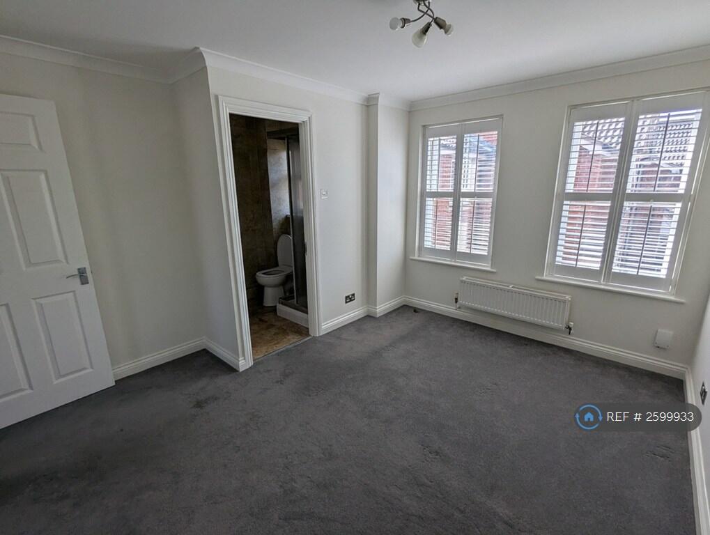 Master Bedroom w/ Ensuite