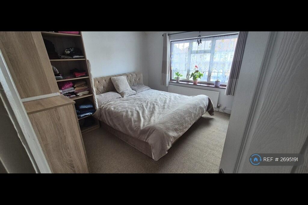 Main Double Bedroom (Let Unfurnished))