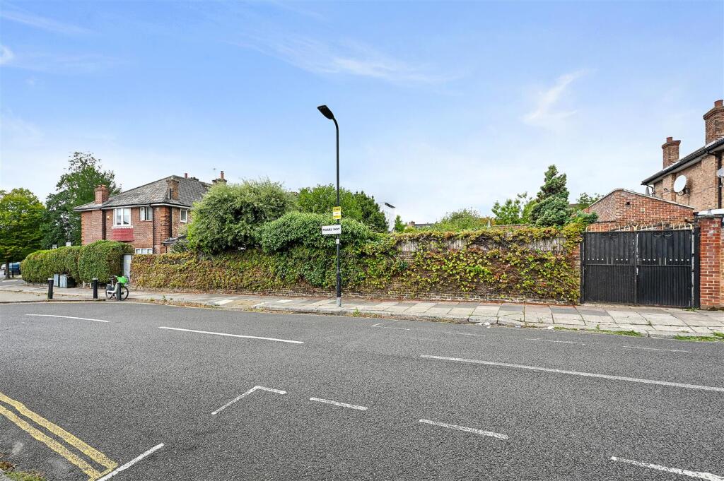 8 St Dunstans Gardens - Road ExteriorA1 (1).JPG