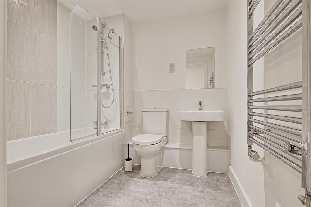 Bathroom 2.jpg