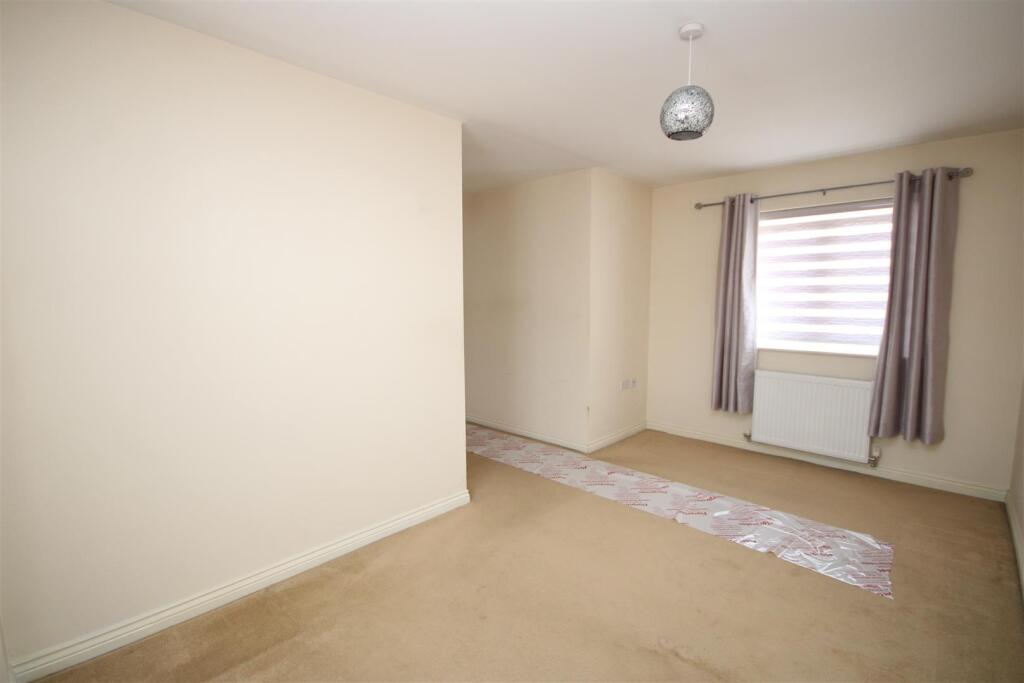 Master Bedroom (Dual Aspect)