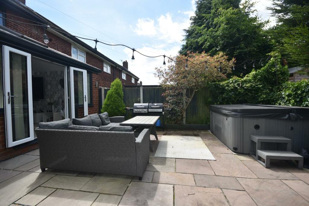 PATIO AREA WITH HOT DUB