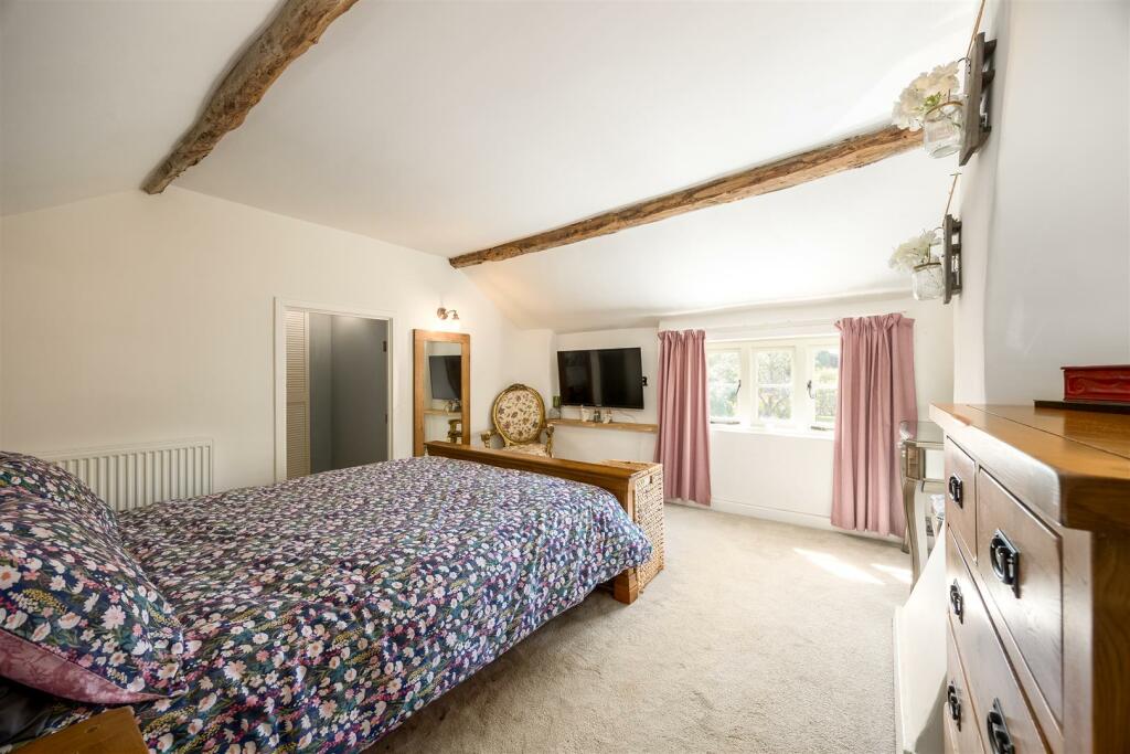 Charming bedroom, walk-in cupboards