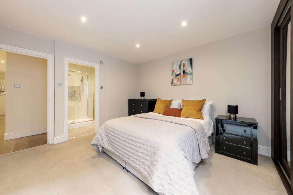 Lion Court F2 (03...