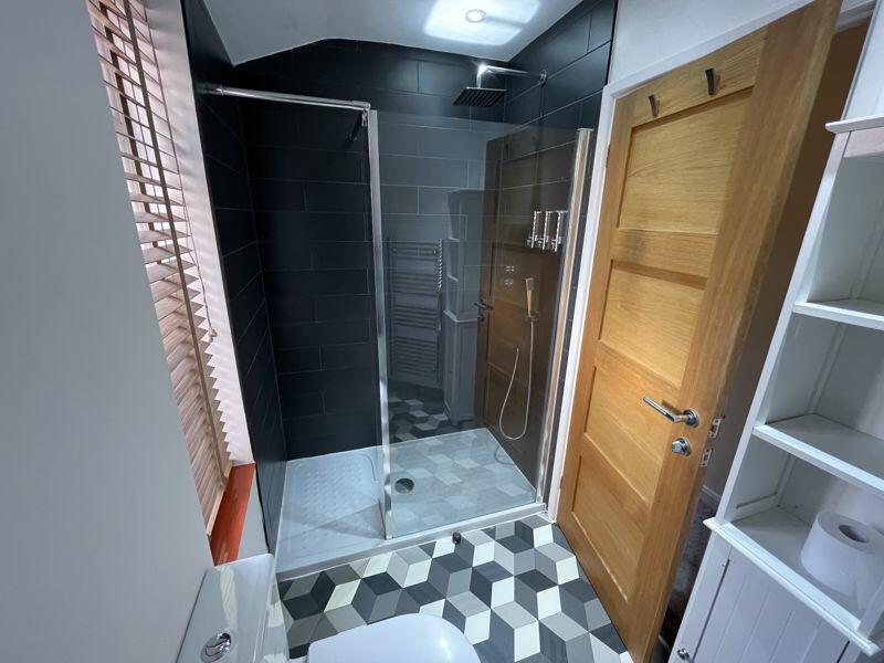 Family Shower Room (a)