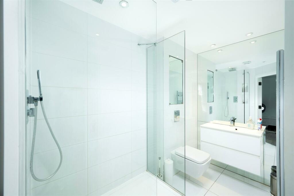 Shower room - Centurion House.jpeg