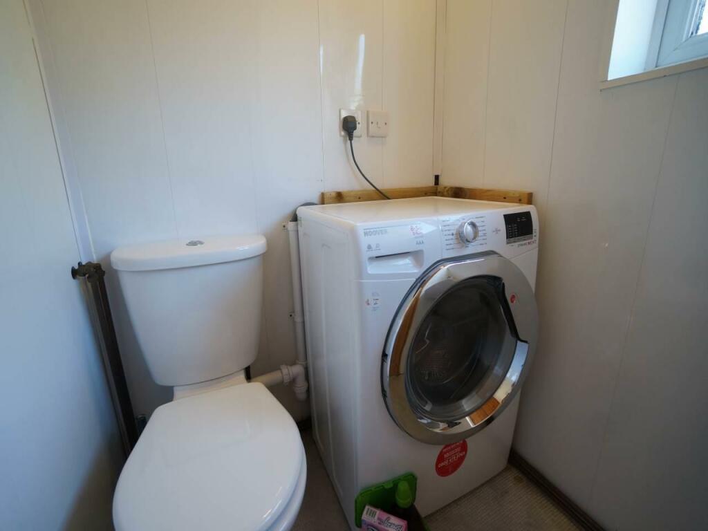 GlynCeris_Bathroom1.JPG
