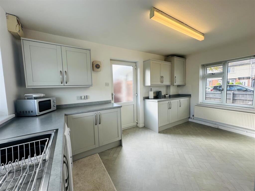 kitchen 2.jpg