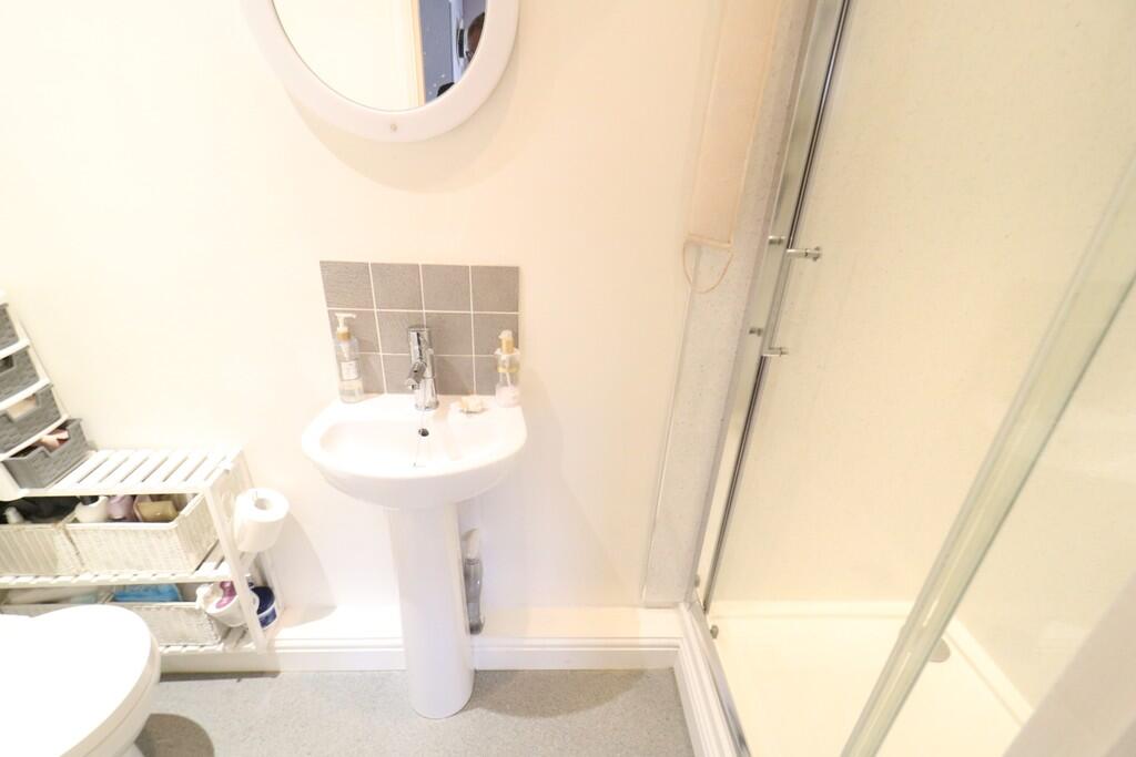 En suite shower r...