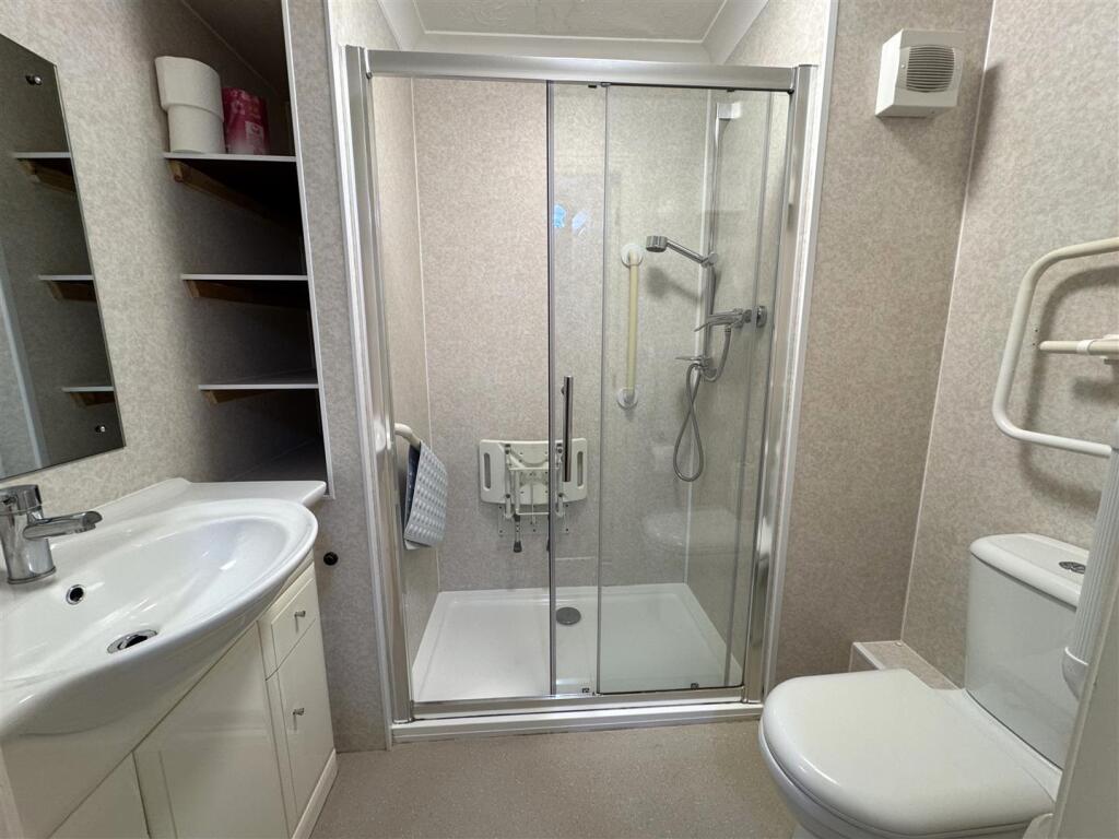 SHOWER ROOM .JPG