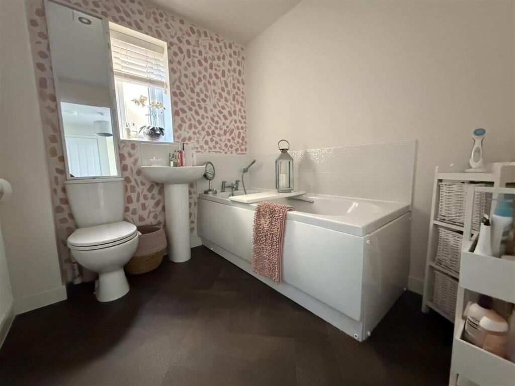 BATHROOM/WC