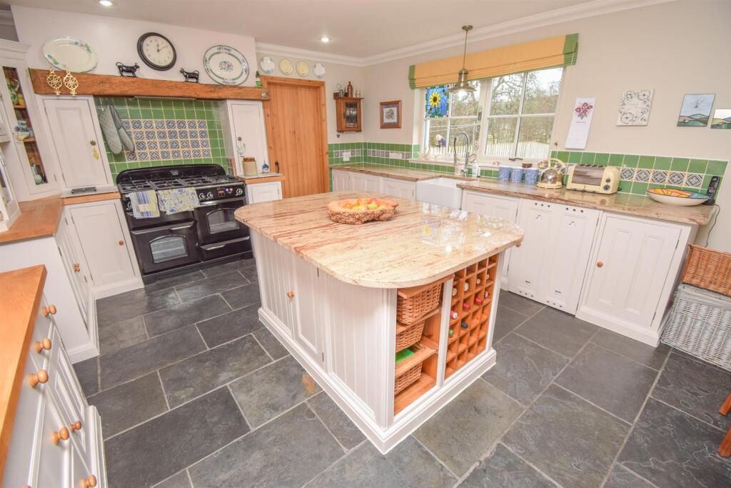 KITCHEN-BREAKFAST ROOM