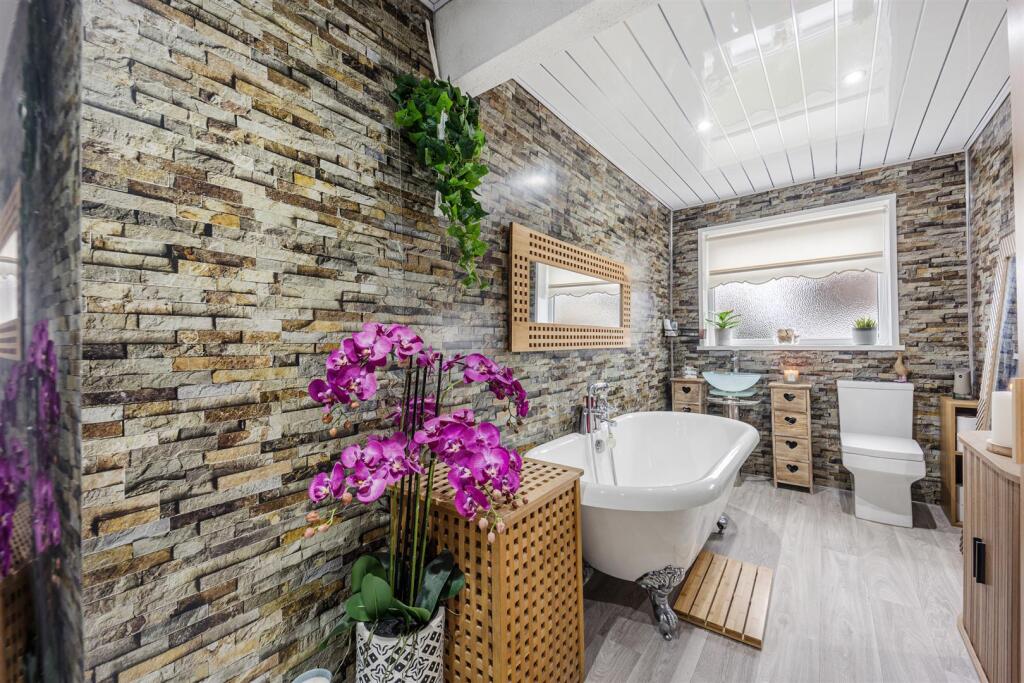 1 Thorndyke Close bathroom.jpg