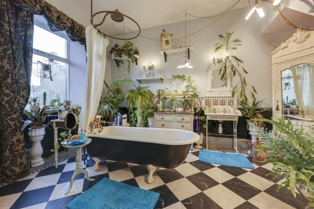 Feature Roll Top Bath