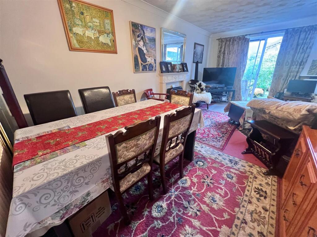 Lounge 1.jpg