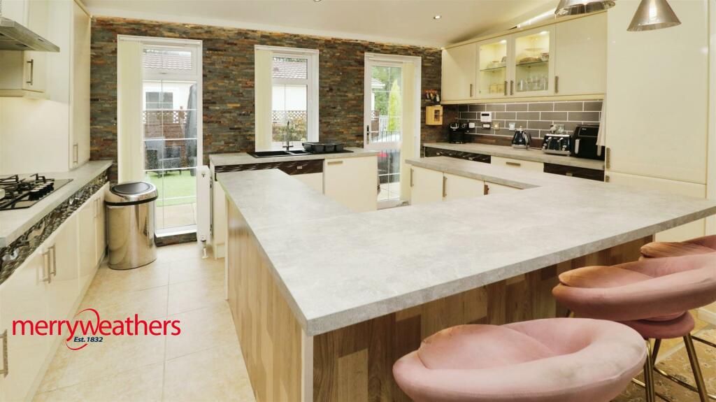 Stunning Dining Kitchen