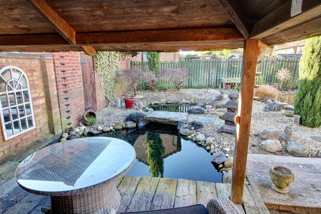 25. Garden/Feature Pond