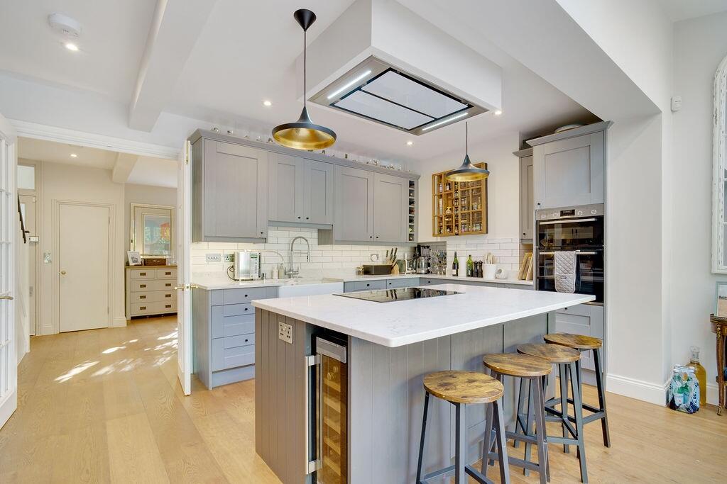 Crestway, London, SW15