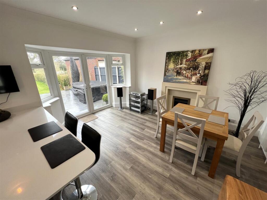 LARGE LIVING KITCHEN