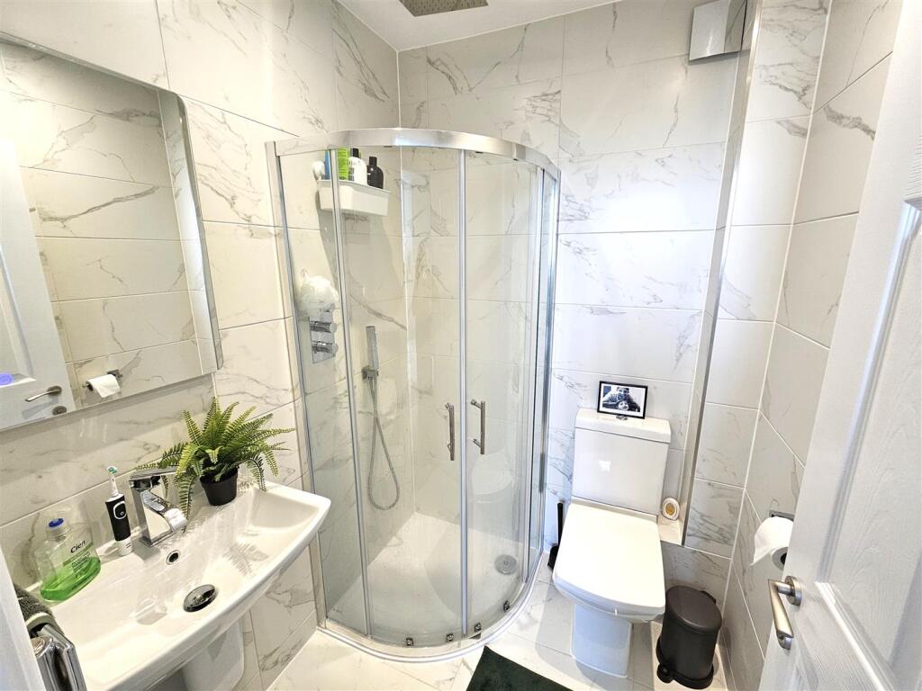 Bedroom 1 En-suite.jpg