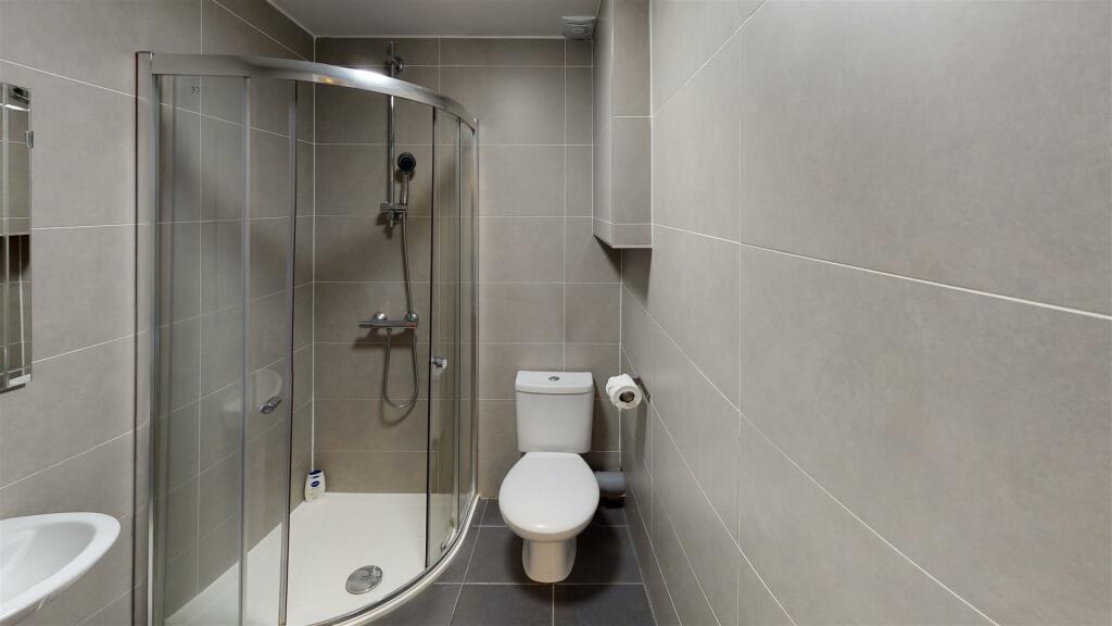 8-Montgomerie-Rd-Portsmouth-Bathroom (2).jpg