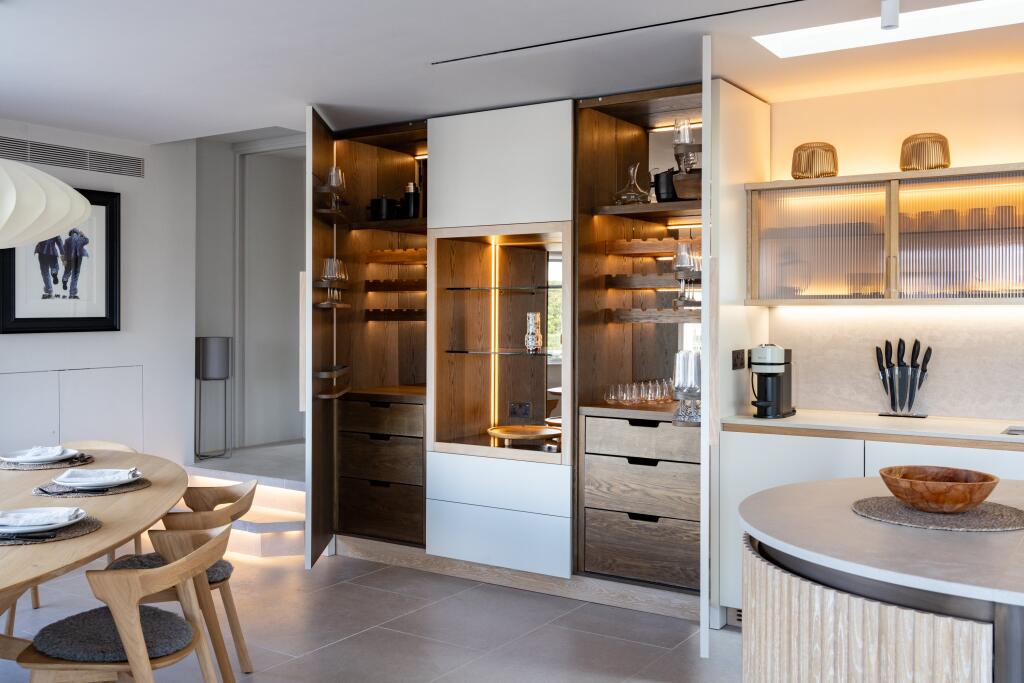 The Penthouse, Brist