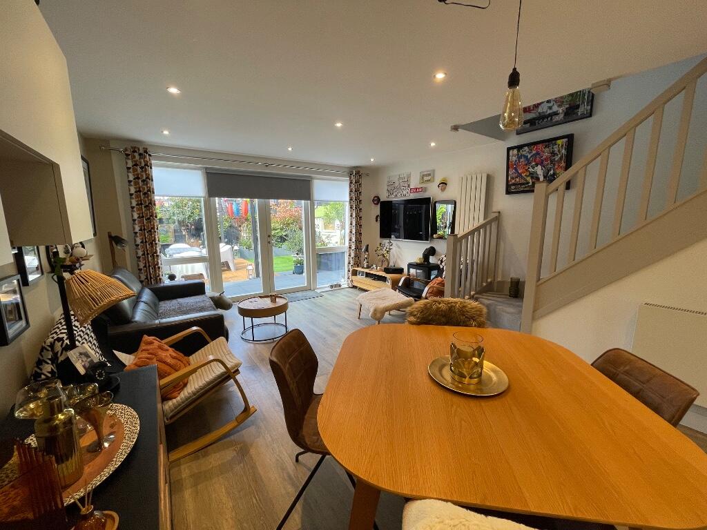 LIVING ROOM/DINER
