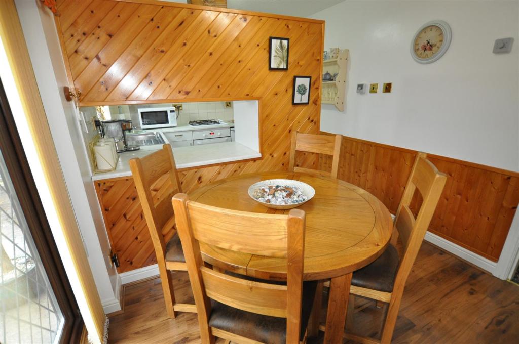 Kitchen2.JPG