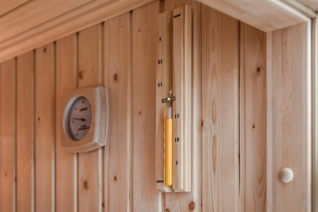 HOYLAND DOWN (1).jpg