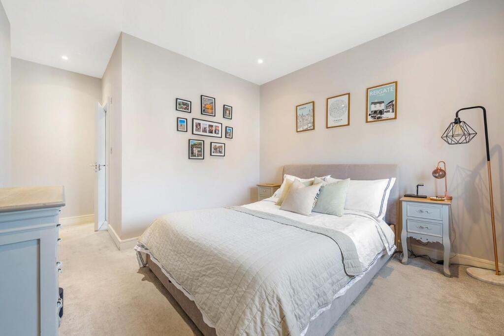 Bedroom 1 (2).JPG