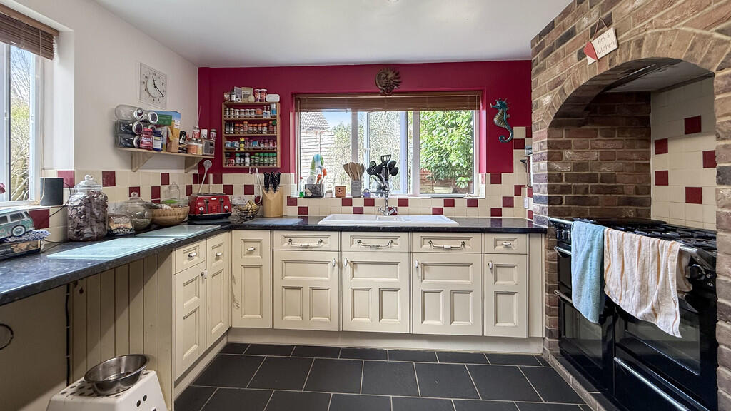 Kitchen/breakfast...