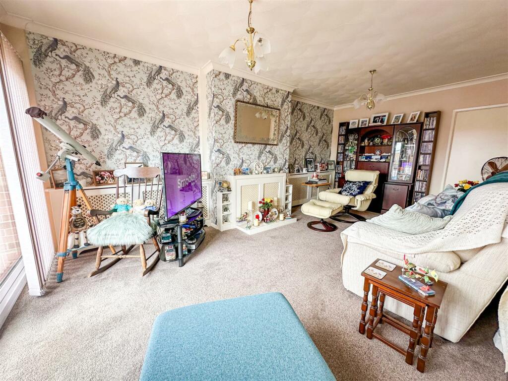 ALTERNATE VIEW OF LOUNGE