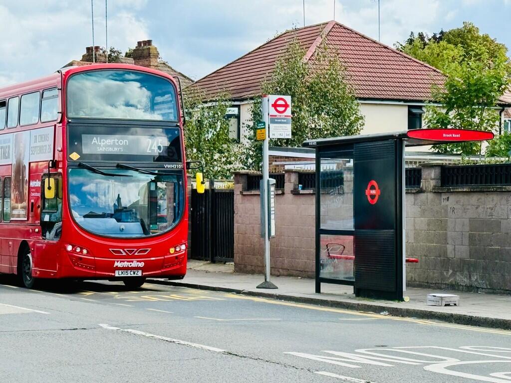 Crest Road, Londo...