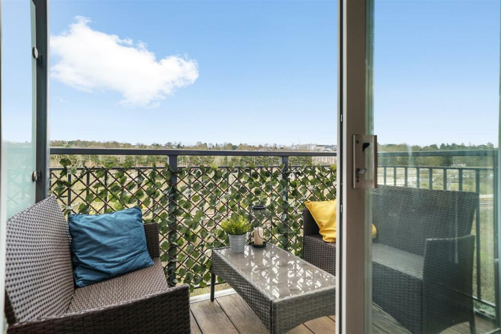 Flat 50, Eldon House - QmN0BWUH9E4jtjvjLJXj.jpg