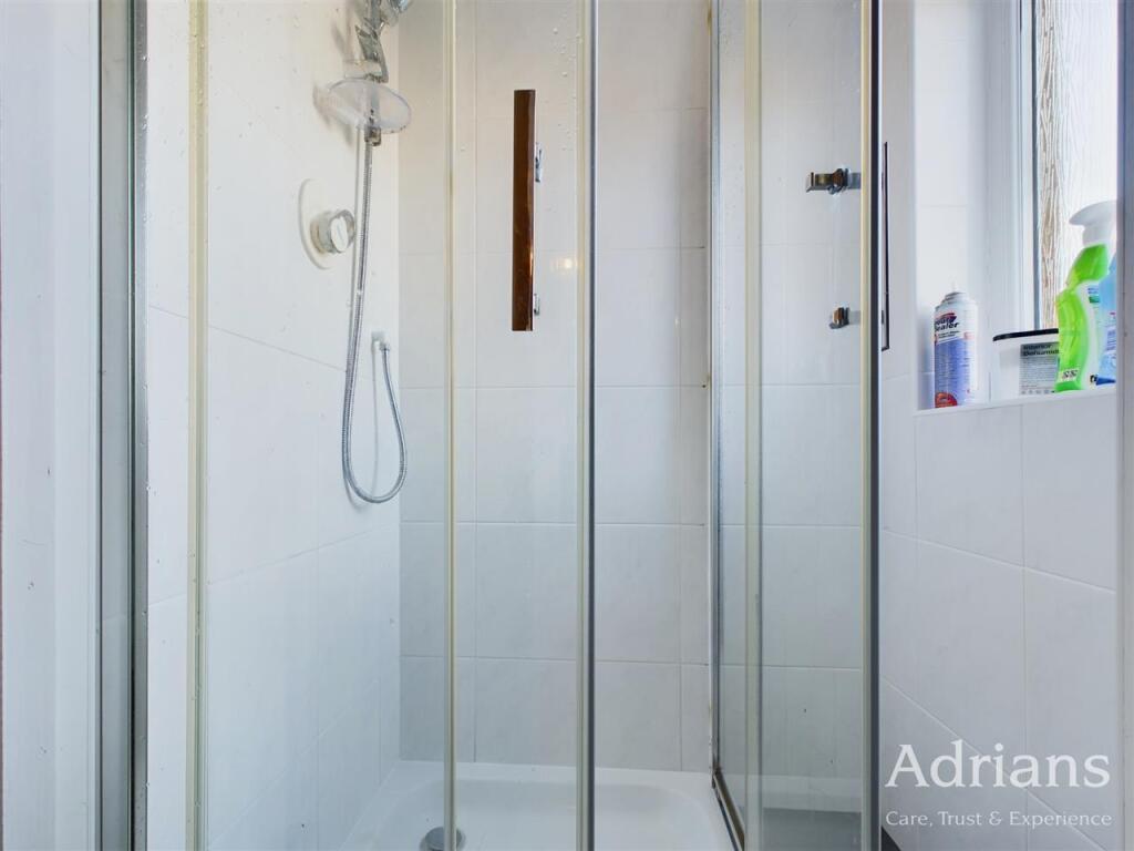 EN-SUITE SHOWER