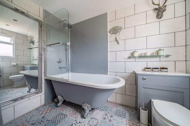 En suite bedroom 1