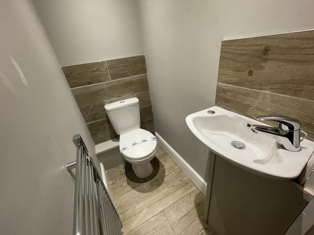 104 Portland Street - WC.jpeg