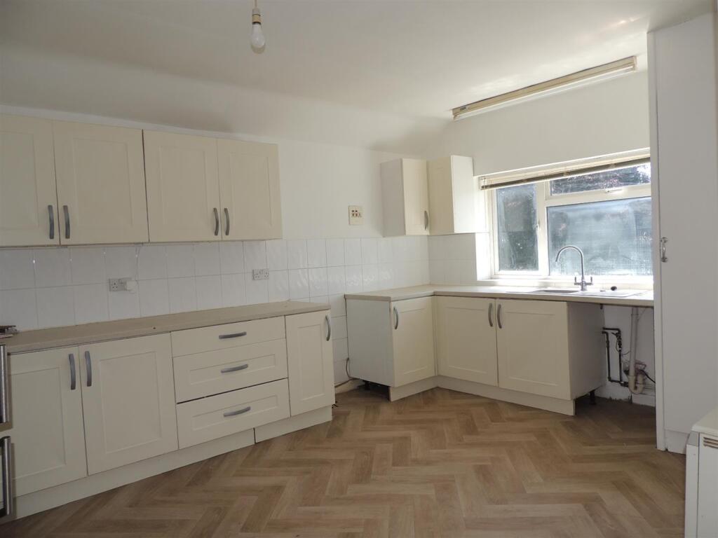 KITCHEN / DINING AREA