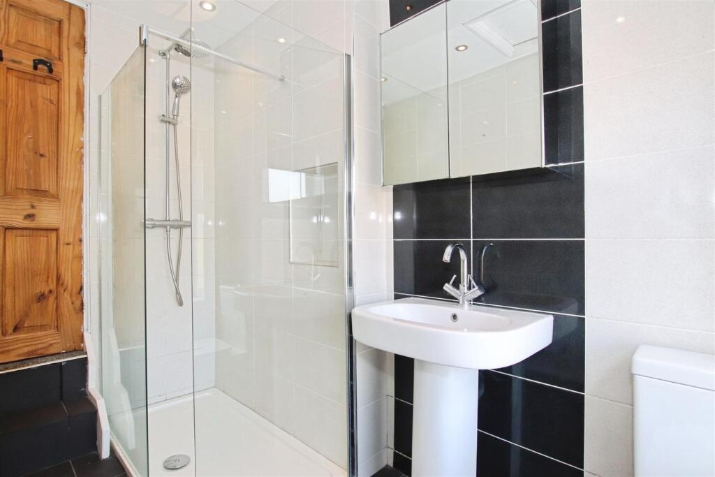 FIRST FLOOR SHOWER ROOM