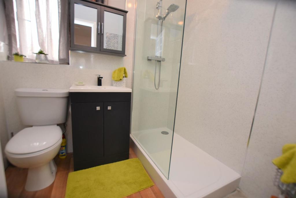 SHOWER ROOM.JPG