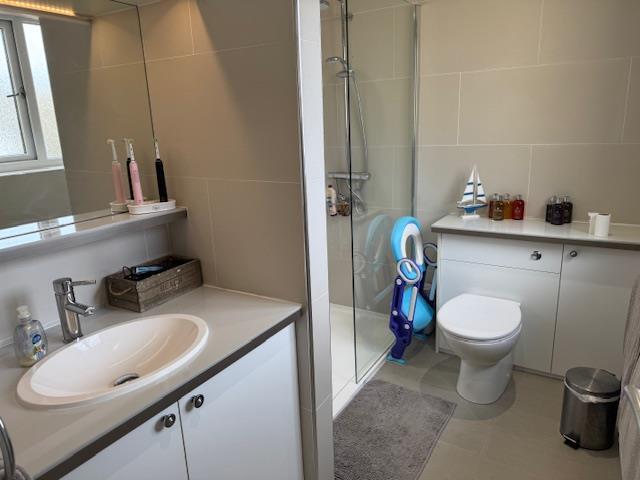 EN SUITE SHOWER ROOM